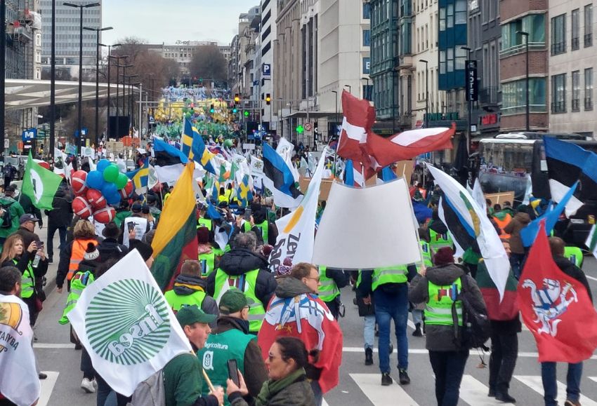 Miles de agricultores de toda Europa protestan en Bruselas contra la PAC prevista